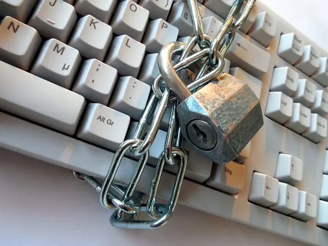 adatbiztonság: lánccal lekötött klaviatúra